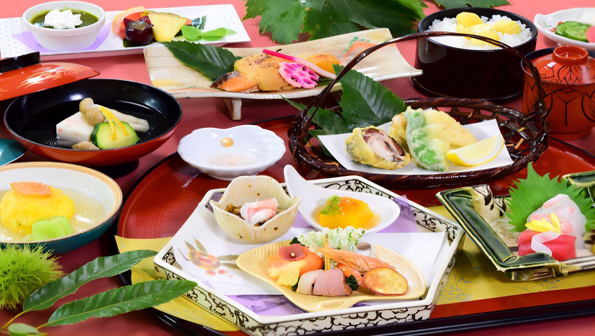 Erilaisia japanilaisia ruokia tarjoiltuna yhdellä vadilla.