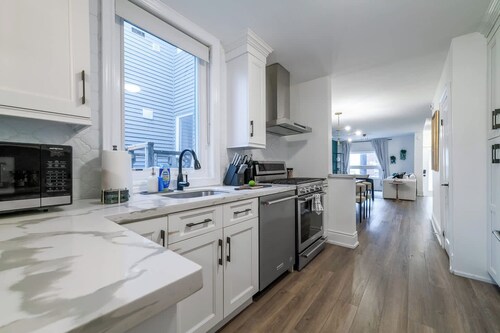 Chic Ossington Escape 3BR w Patio in Downtown | Parking Available