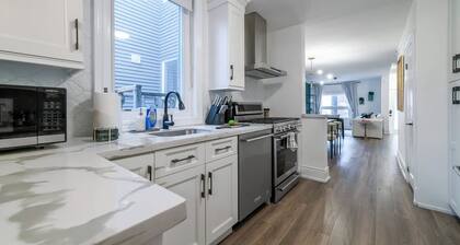 Chic Ossington Escape 3BR w Patio in Downtown | Parking Available