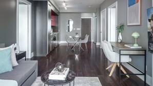 Una sala de estar moderna con un sofá, una mesa de centro y un comedor con sillas.