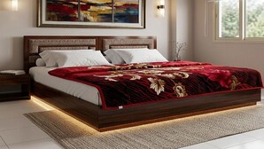 Ein modernes Schlafzimmer mit einem großen Bett, einem Nachttisch, einem Gemälde, Wandleuchten und einer Klimaanlage.