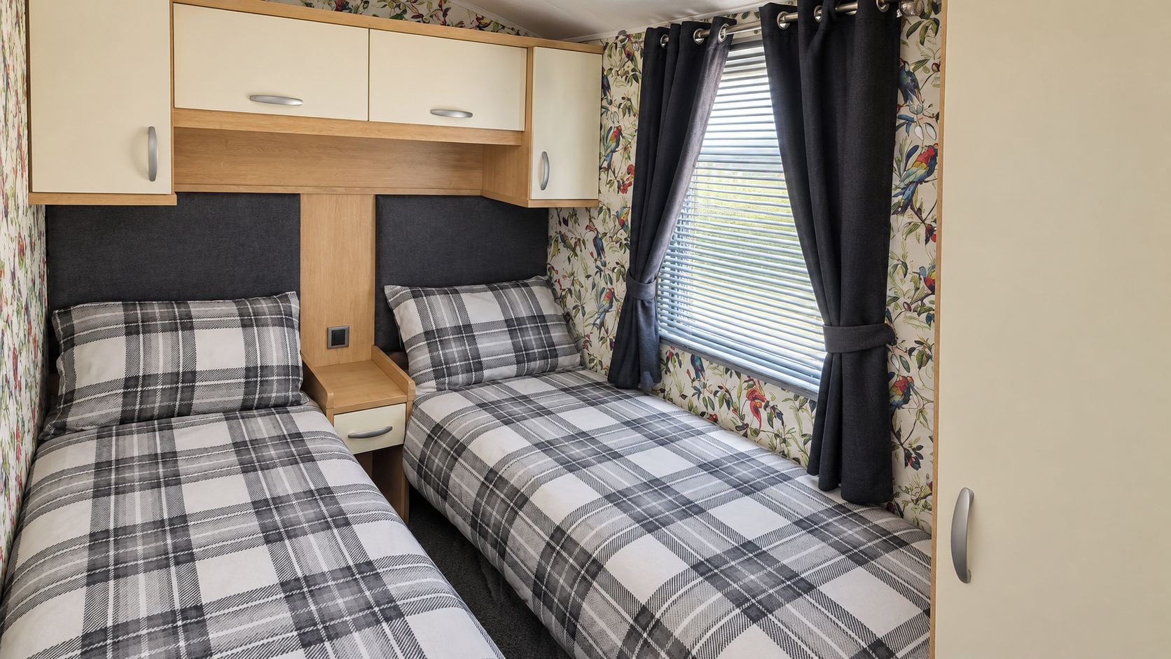 Un dormitorio con dos camas, un armario de madera y una ventana con cortinas.