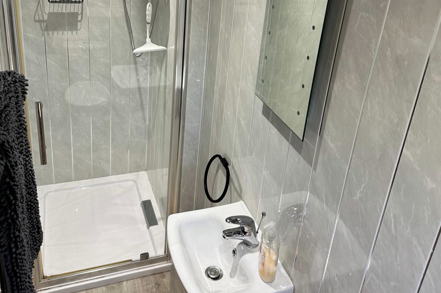 Douche, serviettes fournies