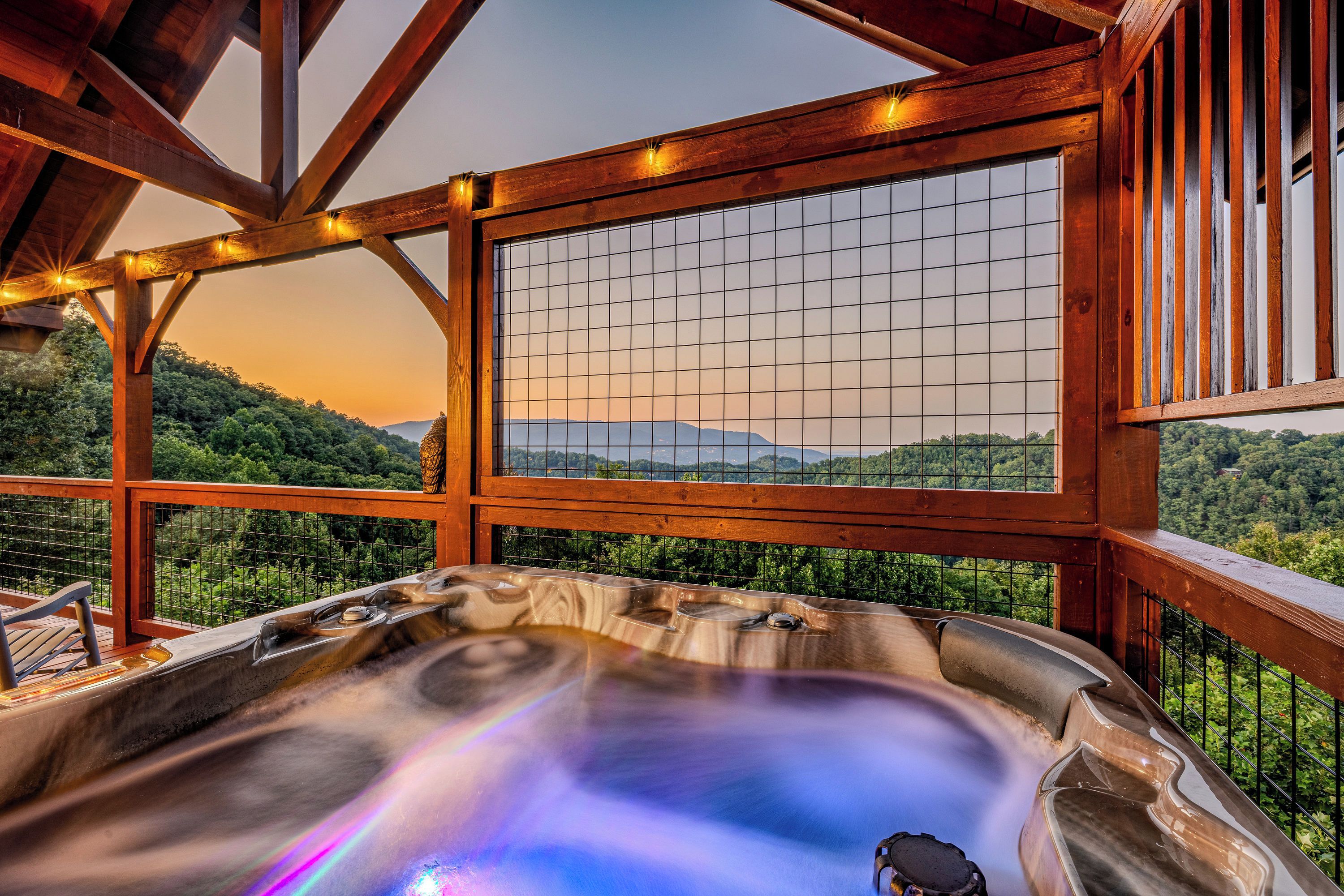 Un jacuzzi con vistas a un paisaje boscoso.