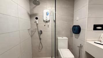 Une salle de bain moderne avec une douche à parois de verre, des toilettes et un lavabo.
