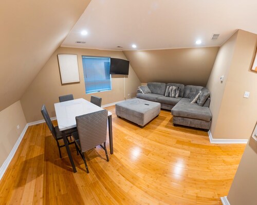 Cozy 2BR Upstairs Near Naval Station, Casino& Six Flags