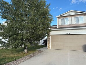 Exterior - Beautiful Townhome w/ Garage & Yard Near Camplex (Gillette)