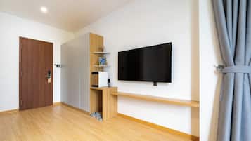 Deluxe Double Room, City View | Interior