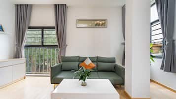 Luxury Studio, City View | Living area