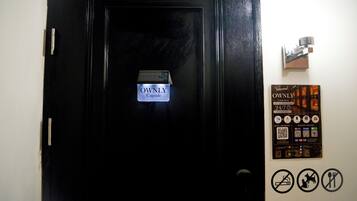 Una puerta negra con un letrero que dice 'OWNLY Capsule'.
