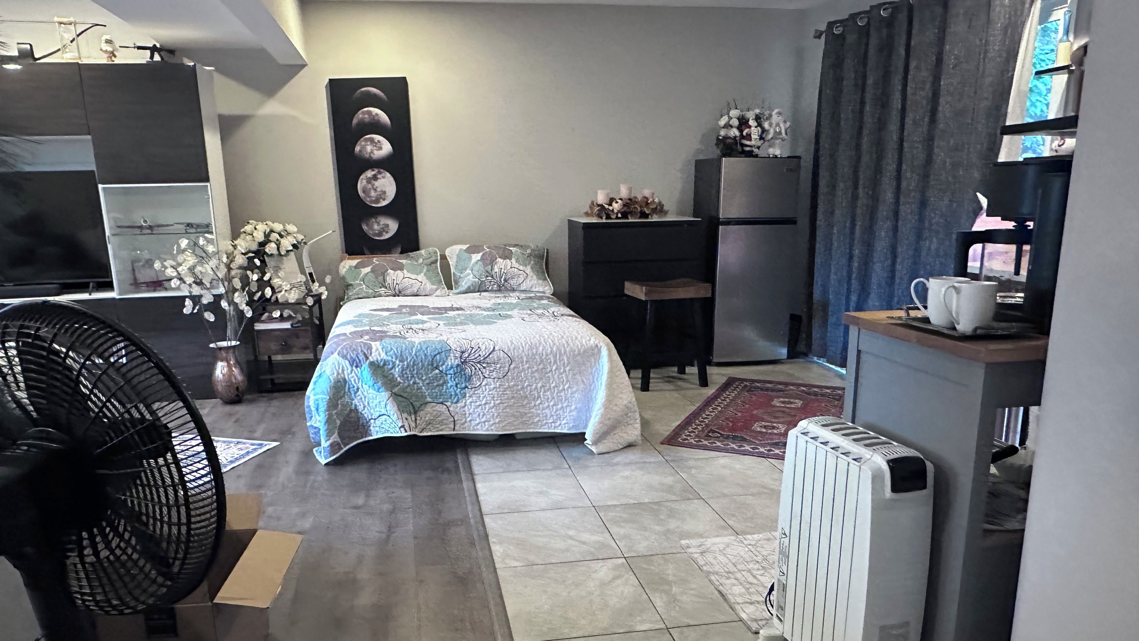 Iron/ironing board, WiFi, bed sheets