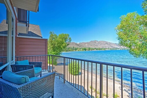 Lakefront Resort Townhome with Kayaks & Gas Grill!
