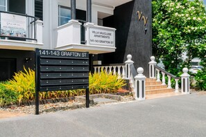 A sign for Villa Vaucluse Apartments at 141-143 Grafton St. - Cozy Budget 1BR in Cairns City with Pool (Cairns City)