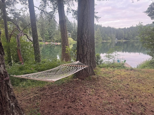 Private Mission Lake retreat: hot tub, dock, paddleboards & record player