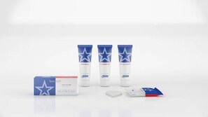 Un conjunto de productos de aseo personal que incluye champú, acondicionador y loción corporal, junto con una caja con el texto 'basicearth' y una bolsa de toallitas húmedas.