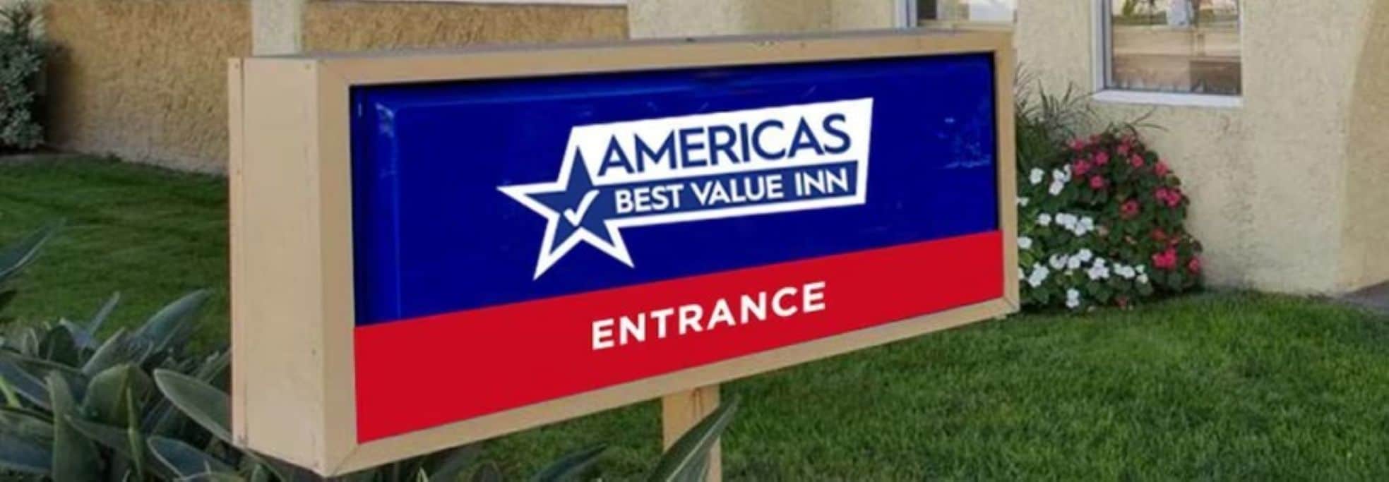 Une enseigne pour l’hôtel Americas Best Value Inn, avec une étiquette indiquant l’entrée.