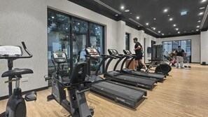 Ein Fitnessstudio mit mehreren Laufbändern, Ergometer und Krafttrainingsgeräten.