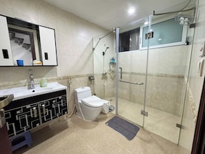 Habitación junior con 2 camas individuales, vistas a la ciudad | Baño | Ducha, artículos de higiene personal gratuitos y secador de pelo