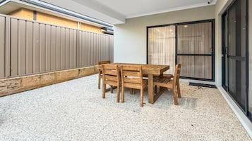 Apartment | Outdoor dining