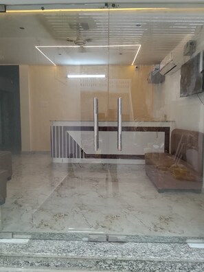 Imej tidak diklasifikasikan, 4 daripada 8, butang