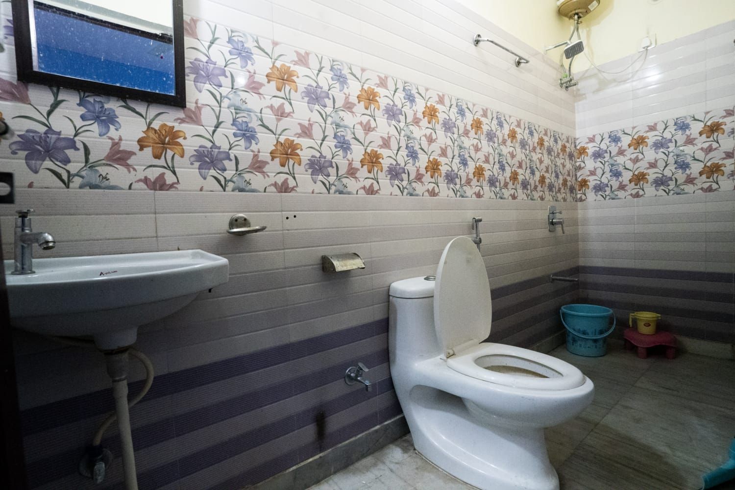 Un baño con inodoro, lavamanos y ducha.