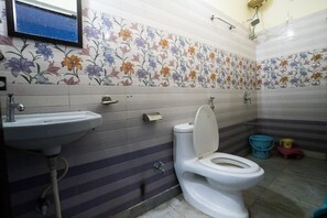 Un bagno con il WC, un lavandino e una doccia.