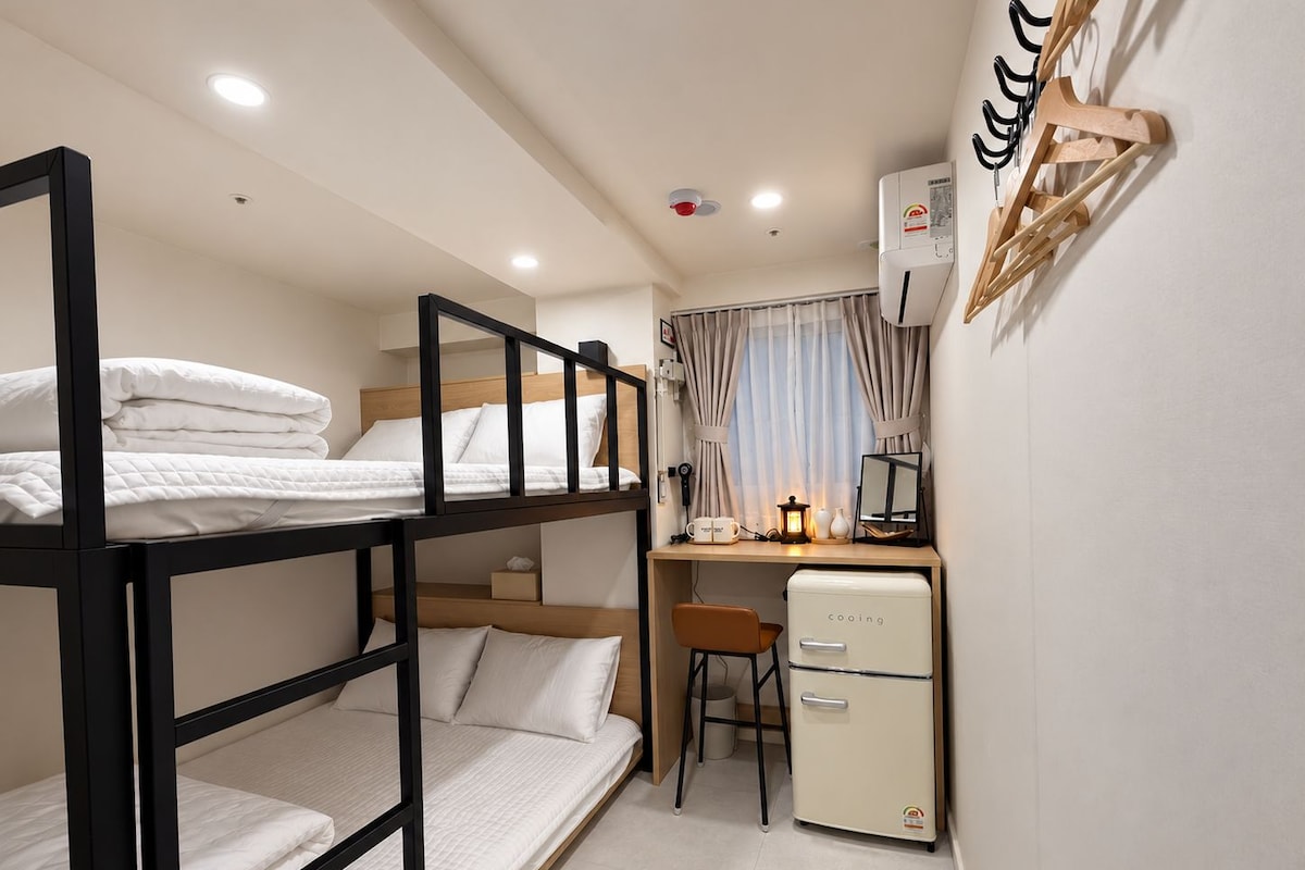 H08 - Bunk King Bed Room | Meja, langsir/tirai gelap terus, Wi-fi percuma, cadar katil 