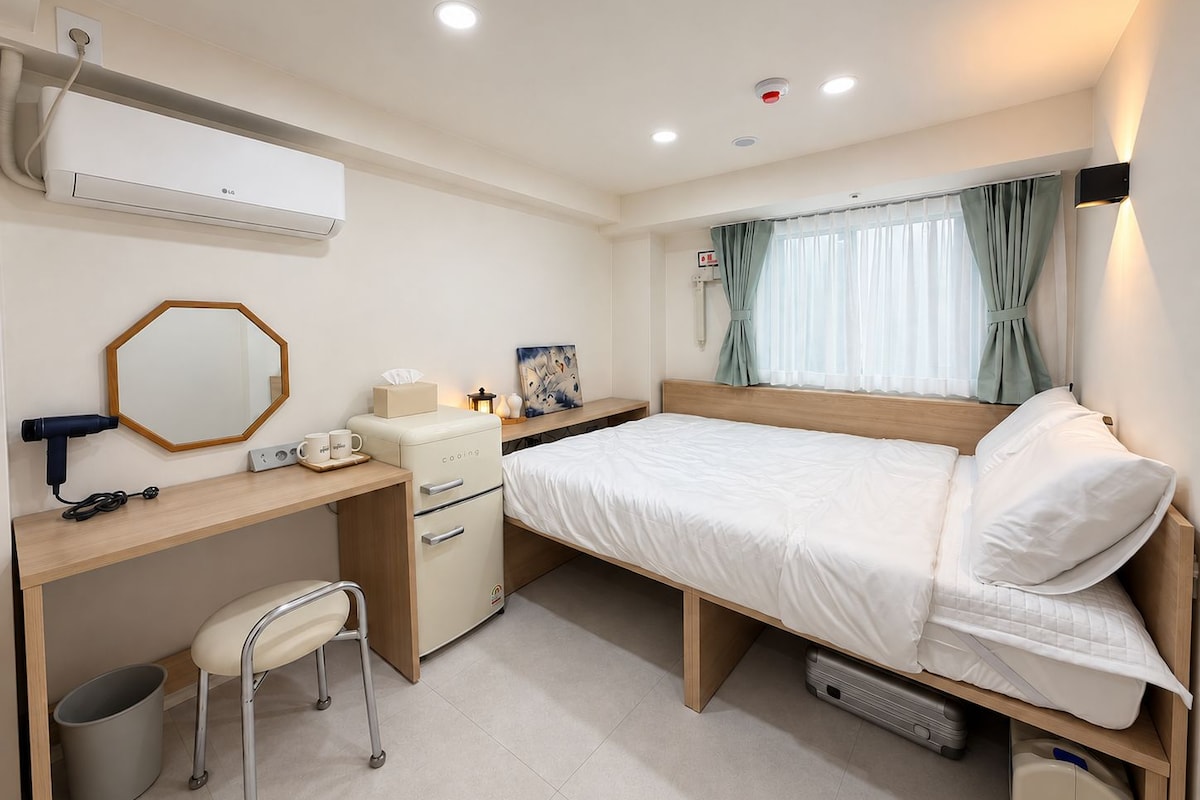 H07 - King Bed Room | Meja, langsir/tirai gelap terus, Wi-fi percuma, cadar katil 