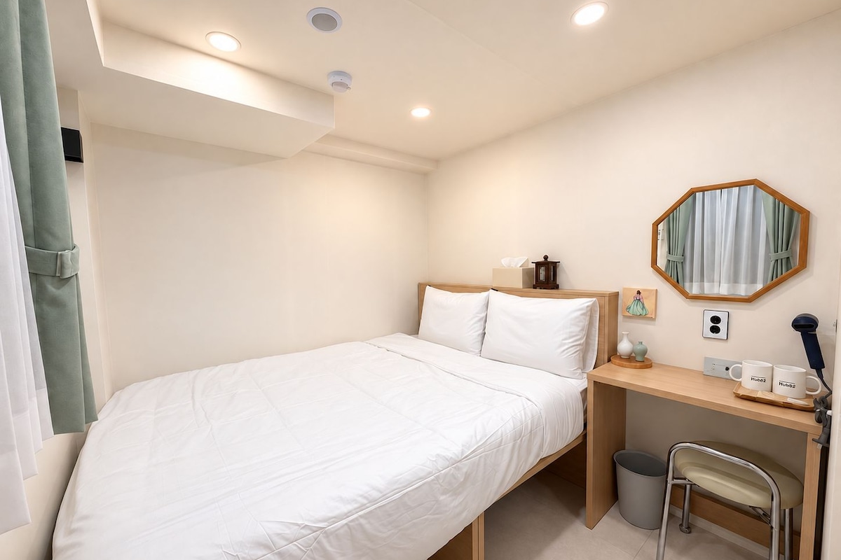 H10 - King Bed Room | Meja, langsir/tirai gelap terus, Wi-fi percuma, cadar katil 