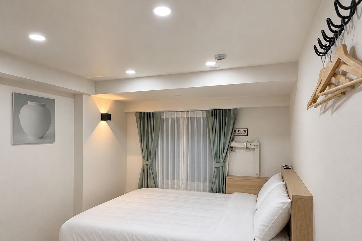 H04 - King Bed Room | Meja, langsir/tirai gelap terus, Wi-fi percuma, cadar katil 