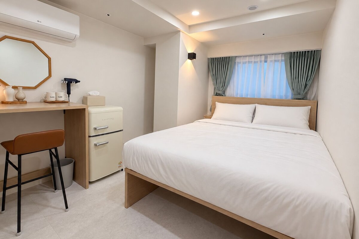 H03 - King Bed Room | Meja, langsir/tirai gelap terus, Wi-fi percuma, cadar katil 