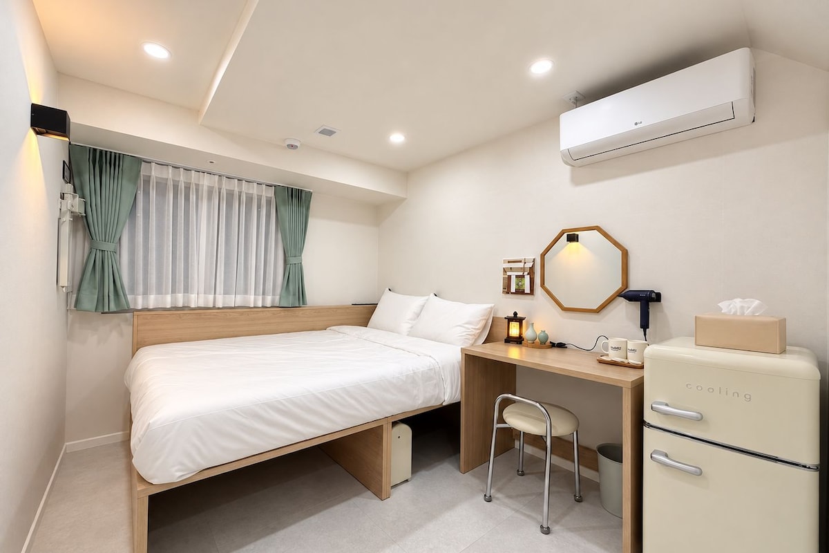 H06 - King Bed Room | Meja, langsir/tirai gelap terus, Wi-fi percuma, cadar katil 