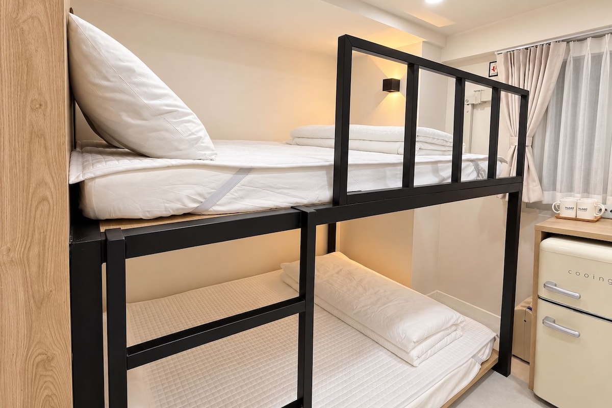 H09 - Bunk King Bed Room | Meja, langsir/tirai gelap terus, Wi-fi percuma, cadar katil 