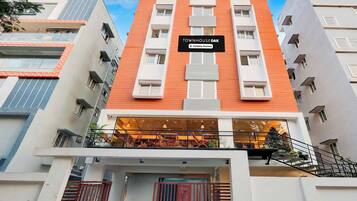 Un edificio de varios pisos con un letrero que dice 'TOWNHOUSE OAK Company Serviced'.