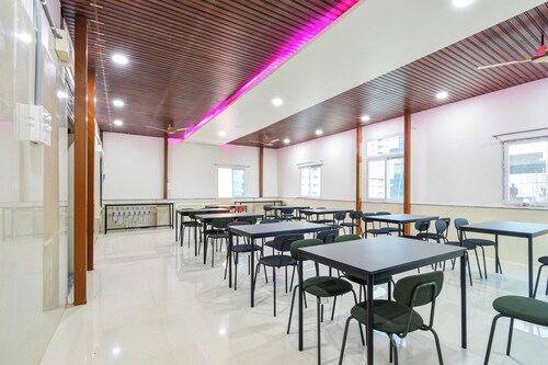 Super Townhouse Kokapet Near GAR