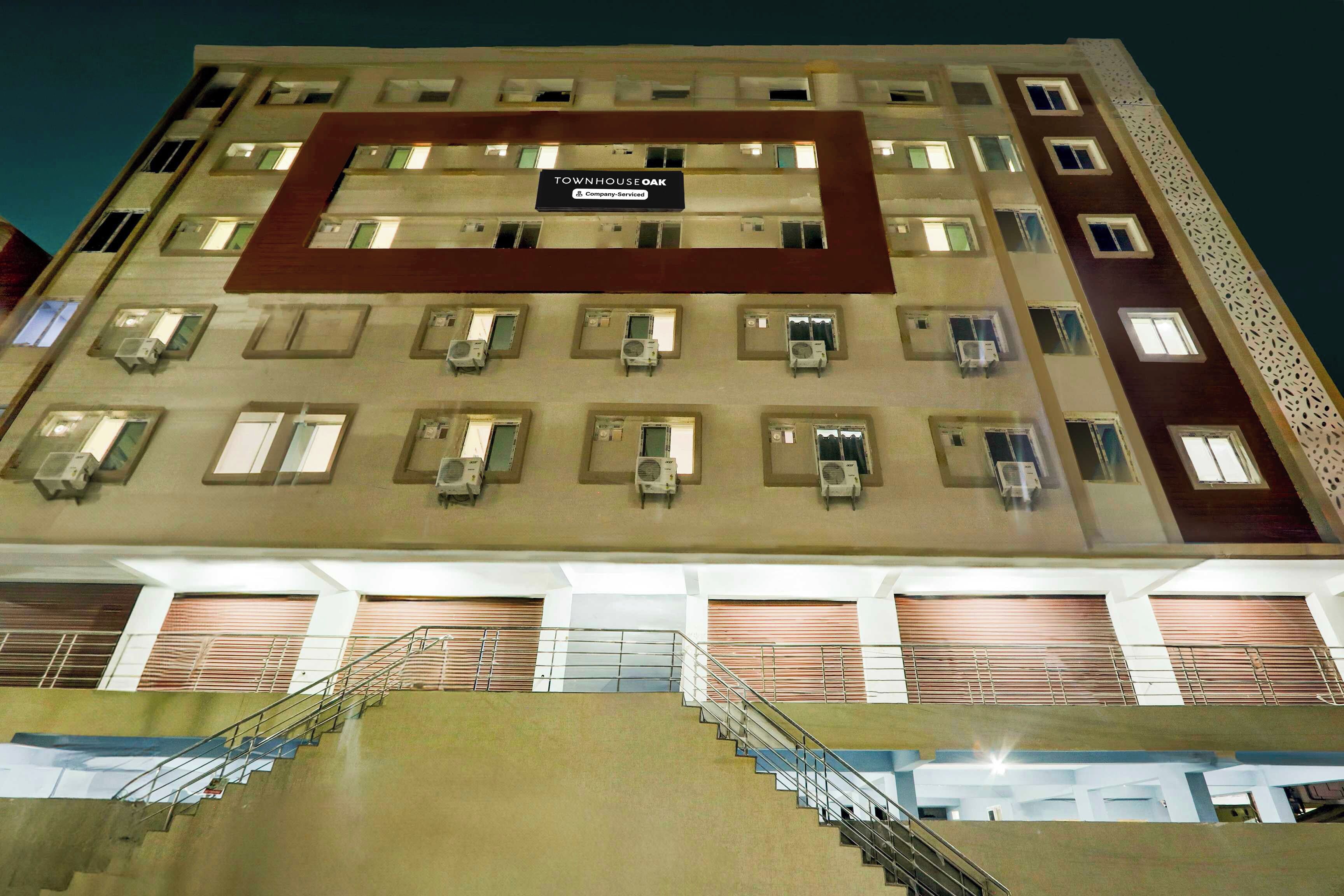 Un edificio de varios pisos con un cartel que indica que es una propiedad de servicios empresariales.