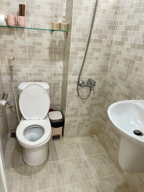 A bathroom with a toilet, bidet, and a sink. - Oula Home - Silk Studio l Central D1, 5 Mins to Ben Thanh Market (Thành phố Hồ Chí Minh)