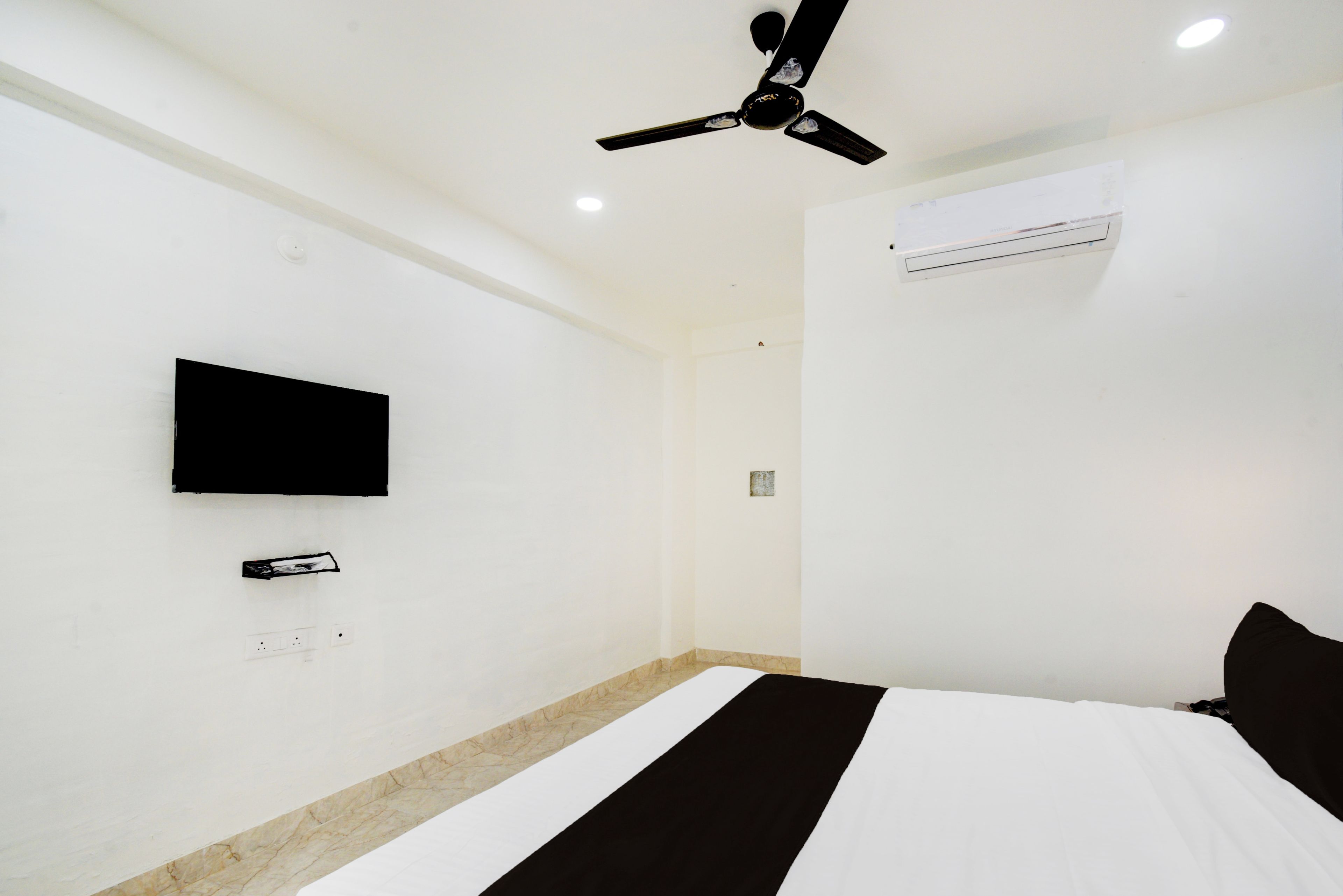 Classic Room | Desk, WiFi (free), bed sheets