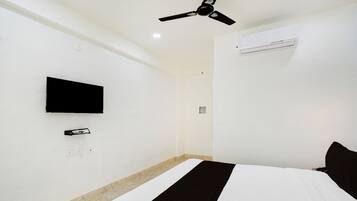 Classic Room | Desk, WiFi (free), bed sheets