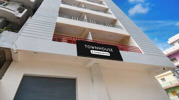 Un edificio de varios pisos con un letrero que indica que se trata de una casa townhouse con servicios de empresa.