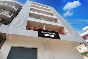 Un edificio de varios pisos con un letrero que indica que se trata de una casa townhouse con servicios de empresa.