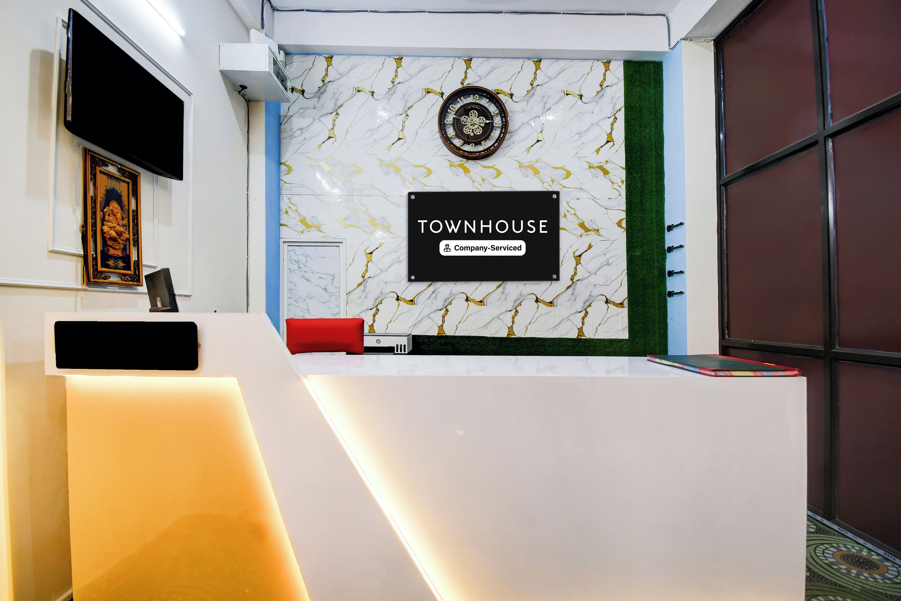 Un mostrador de recepción con un cartel que dice 'TOWNHOUSE Company-Serviced'.