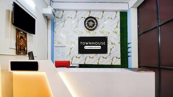 Un mostrador de recepción con un cartel que dice 'TOWNHOUSE Company-Serviced'.