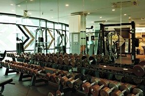 A gym with weightlifting equipment and mirrors. - Kamala - Beautiful Sunset Views (Kathu District)
