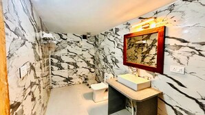 Kamar Double Comfort, pemandangan resor | Kamar mandi | Handuk, sabun, sampo, dan tisu toilet