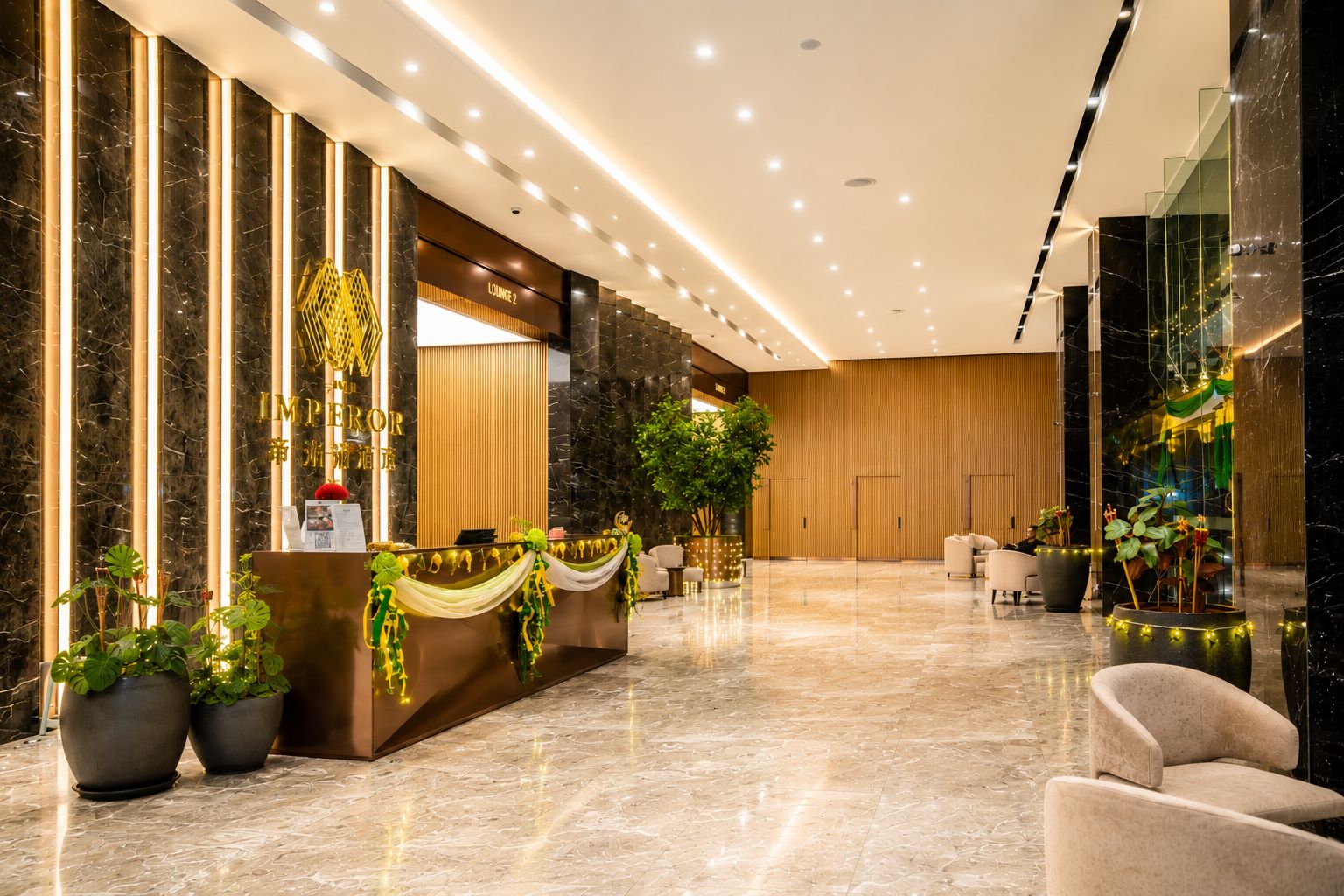 Un moderno vestíbulo de hotel con mostrador de recepción, zona de estar y una pared de madera.