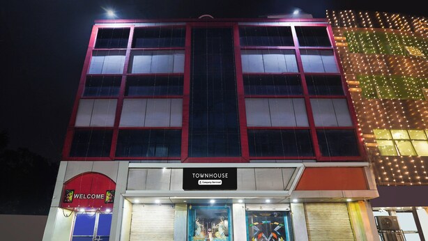 A multi-story building with a sign reading 'TOWNHOUSE Company Serviced'. - Townhouse Butler Road Near Maripur Chowk (Muzaffarpur)
