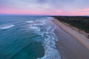 Eine Küstenlandschaft mit Strand und Meer.