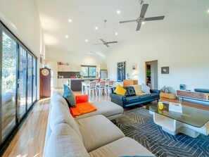 Ein modernes Wohnzimmer mit einer Couch, einem Couchtisch und einem Essbereich.