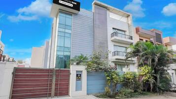 Een modern gebouw met een bord waarop staat dat het een bedrijfsserviceappartement is.